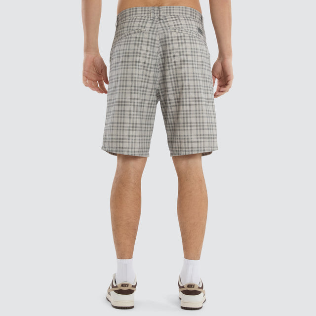 Model wears Delay Jort Grey Check Shorts Grey – image 4