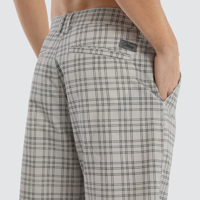 Model wears Delay Jort Grey Check Shorts Grey – image 5