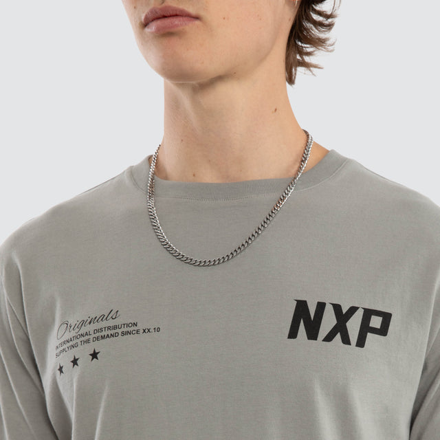 Model wears Triumph Dual Curved Tee Moon Mist T-Shirts Grey – image 4