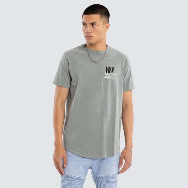Model wears Dynamic Dual Curved Tee Pigment Neutral Grey T-Shirts Grey – image 3