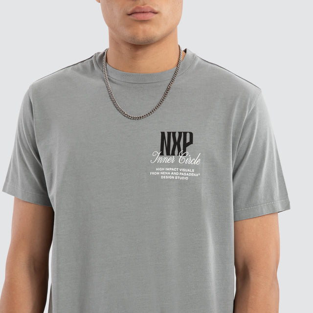 Model wears Dynamic Dual Curved Tee Pigment Neutral Grey T-Shirts Grey – image 4