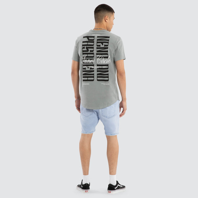 Model wears Dynamic Dual Curved Tee Pigment Neutral Grey T-Shirts Grey – image 5