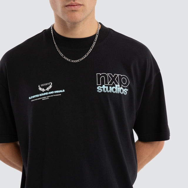 Model wears Major Raptor Tee Anthracite Black T-Shirts Black – image 4