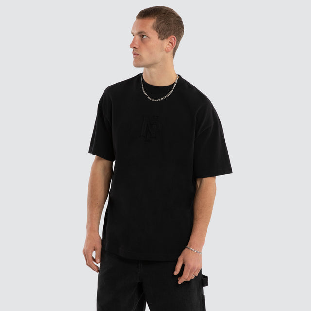 Model wears Tenor Raptor Tee Jet Black T-Shirts Black – image 1