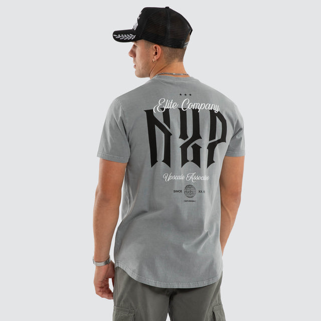 Model wears Ignite Dual Curved Tee Pigment Ultimate Grey T-Shirts Grey – image 1