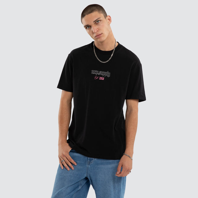 Model wears Upscale Relaxed Tee Jet Black T-Shirts Black – image 1