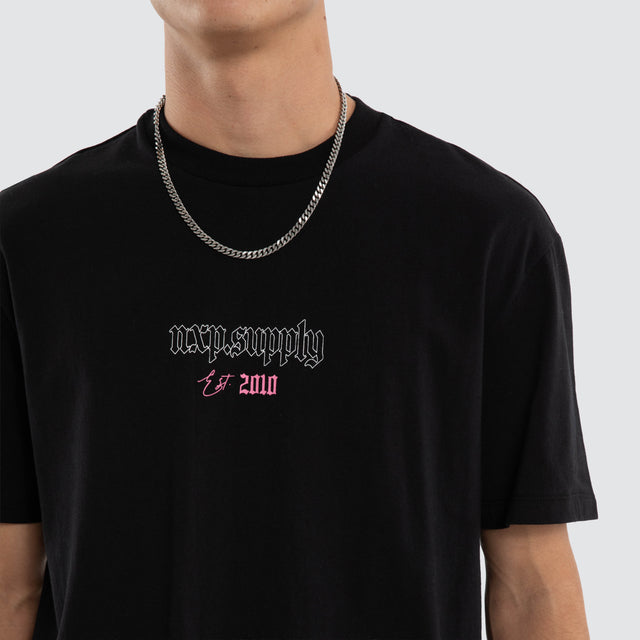 Model wears Upscale Relaxed Tee Jet Black T-Shirts Black – image 4