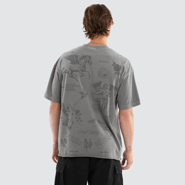 Model wears Pegasus Raptor Tee Pigment Frost Grey T-Shirts Grey – image 4