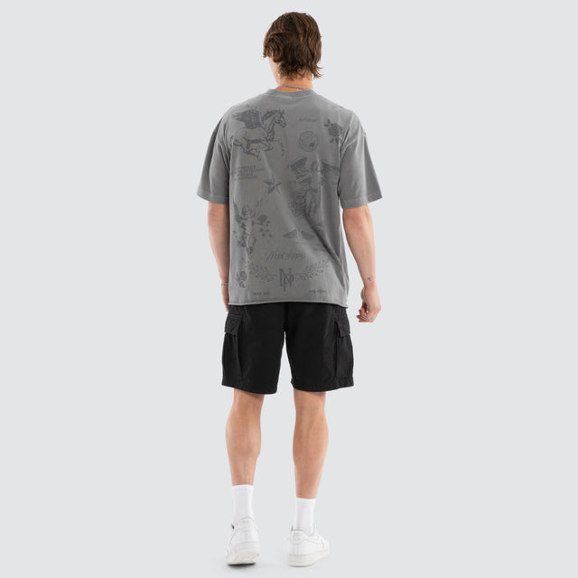 Model wears Pegasus Raptor Tee Pigment Frost Grey T-Shirts Grey – image 2