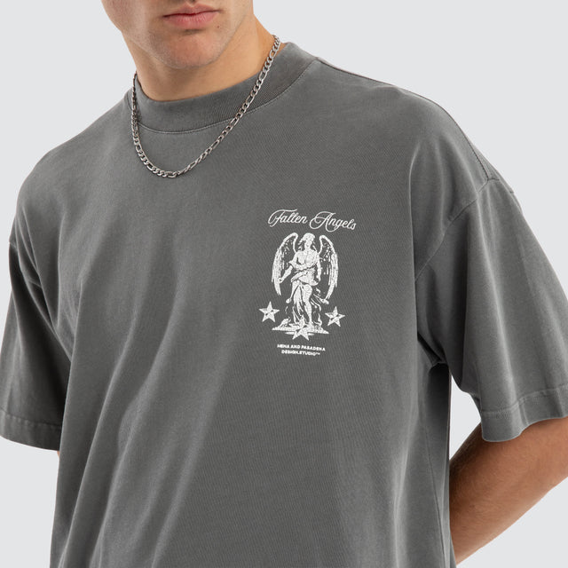 Model wears Thrive Raptor Tee Pigment Steel T-Shirts Grey – image 4