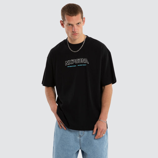 Model wears Airflow Raptor Tee Anthracite Black T-Shirts Black – image 1
