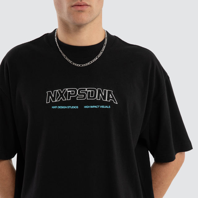 Model wears Airflow Raptor Tee Anthracite Black T-Shirts Black – image 4
