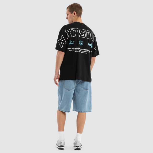 Model wears Airflow Raptor Tee Anthracite Black T-Shirts Black – image 2