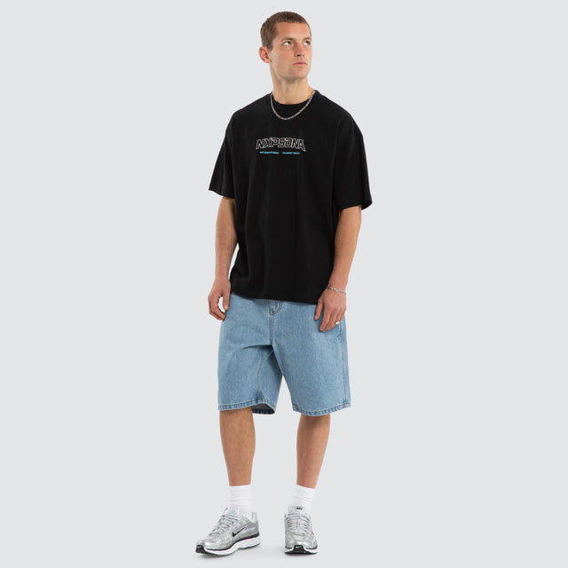 Model wears Airflow Raptor Tee Anthracite Black T-Shirts Black – image 5