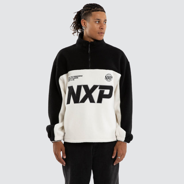 Model wears Slick Pullover Black/White Jumpers Black – image 1