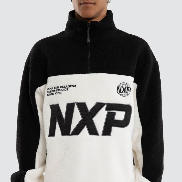 Model wears Slick Pullover Black/White Jumpers Black – image 4