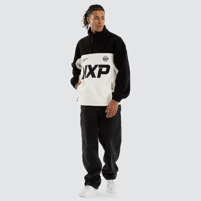 Model wears Slick Pullover Black/White Jumpers Black – image 5