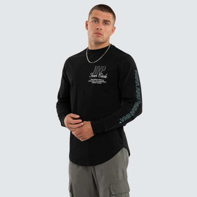 Model wears Dynamic Dual Curved Long Sleeve Tee Jet Black Longsleeve T-Shirts Black – image 4