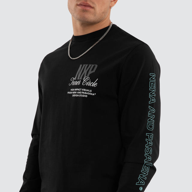 Model wears Dynamic Dual Curved Long Sleeve Tee Jet Black Longsleeve T-Shirts Black – image 3