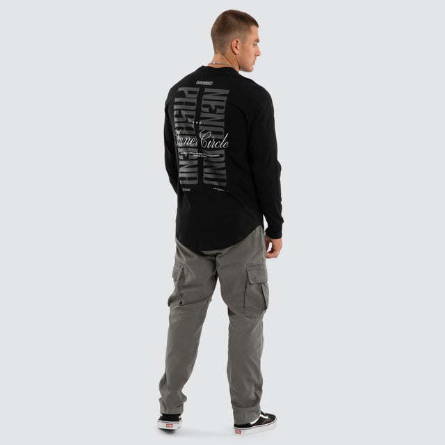 Model wears Dynamic Dual Curved Long Sleeve Tee Jet Black Longsleeve T-Shirts Black – image 5
