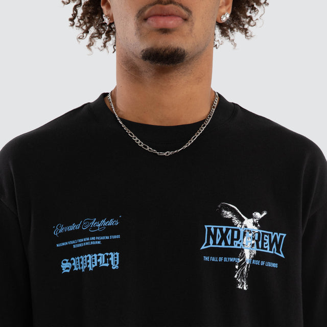 Model wears Azrael Box Fit Tee Anthracite Black T-Shirts Black – image 4