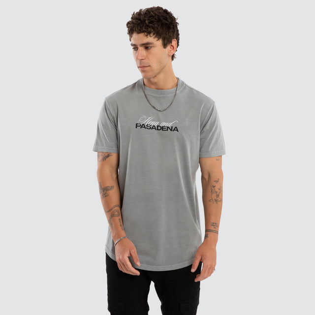 Model wears Smoulder Dual Curved Tee Pigment Neutral Grey T-Shirts Grey – image 3