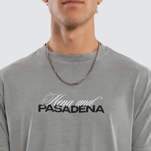 Model wears Smoulder Dual Curved Tee Pigment Neutral Grey T-Shirts Grey – image 4