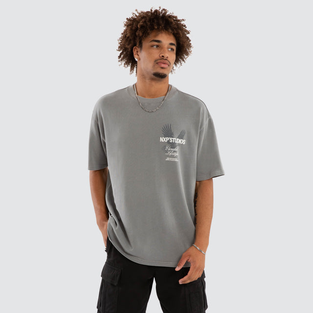 Model wears Moros Box Fit Tee Pigment Frost Grey T-Shirts Grey – image 3