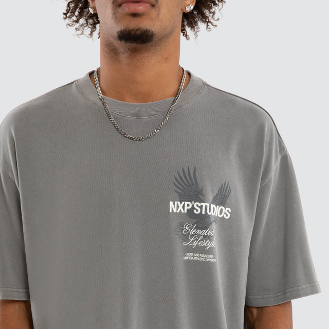 Model wears Moros Box Fit Tee Pigment Frost Grey T-Shirts Grey – image 4