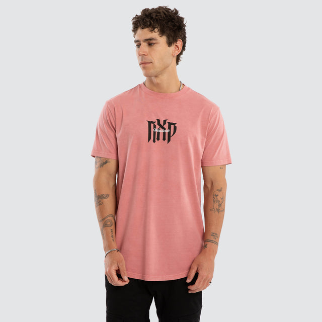 Model wears Petralis Dual Curved Tee Pigment Dusty Rose T-Shirts Pink – image 3
