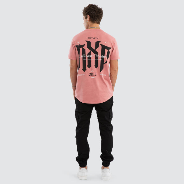 Model wears Petralis Dual Curved Tee Pigment Dusty Rose T-Shirts Pink – image 5