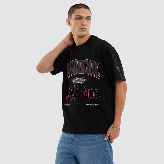 Model wears Gym Loopback Raptor Tee Anthracite Black T-Shirts Black – image 3