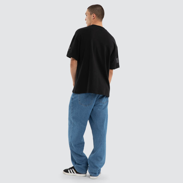 Model wears Gym Loopback Raptor Tee Anthracite Black T-Shirts Black – image 2