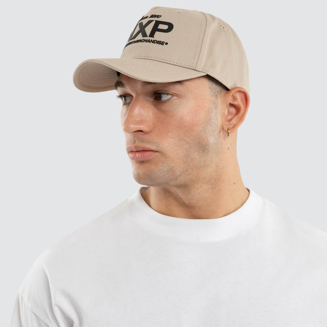 Model wears Essence Cap Silver Cloud Caps Beige – image 4