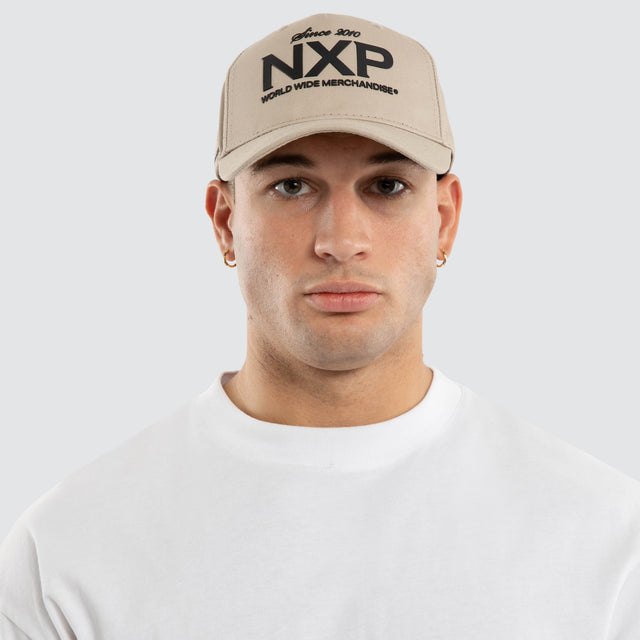 Model wears Essence Cap Silver Cloud Caps Beige – image 2