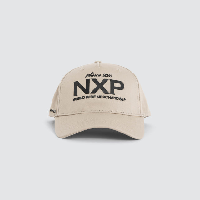 Model wears Essence Cap Silver Cloud Caps Beige – image 5