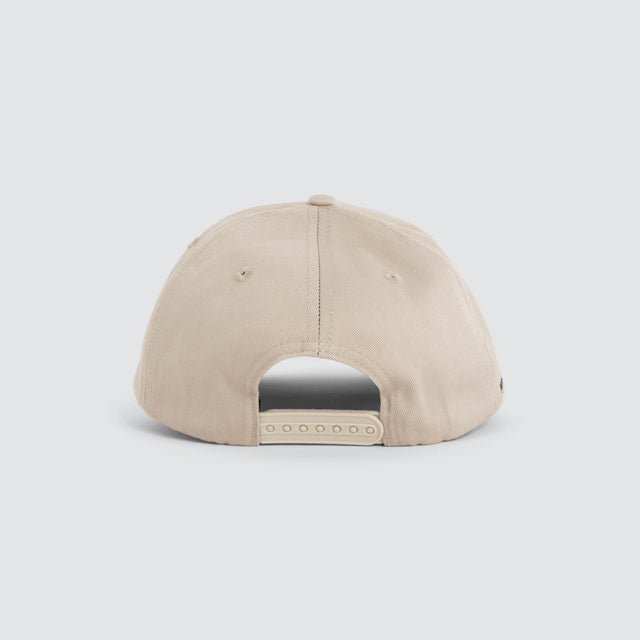 Model wears Essence Cap Silver Cloud Caps Beige – image 3