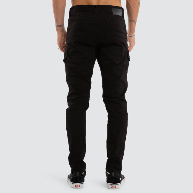 Model wears Rogue Pant Black Pants Black – image 4