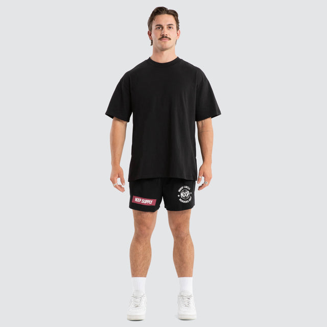 Model wears Sevens Rugby Short Black Shorts Black – image 2