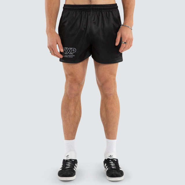 Model wears Lee Football Short Jet Black Shorts Black – image 1
