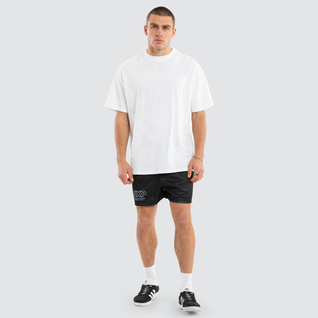 Model wears Lee Football Short Jet Black Shorts Black – image 2