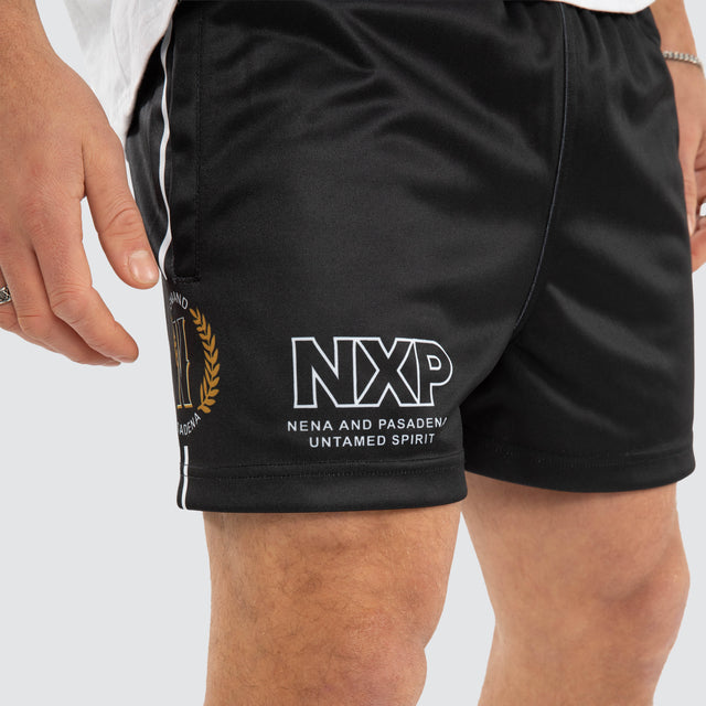 Model wears Lee Football Short Jet Black Shorts Black – image 4