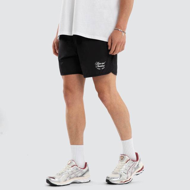 Model wears Alder Sport Short Jet Black Shorts Black – image 1