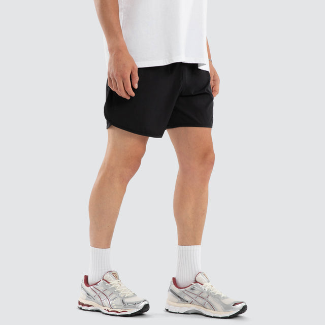 Model wears Alder Sport Short Jet Black Shorts Black – image 5