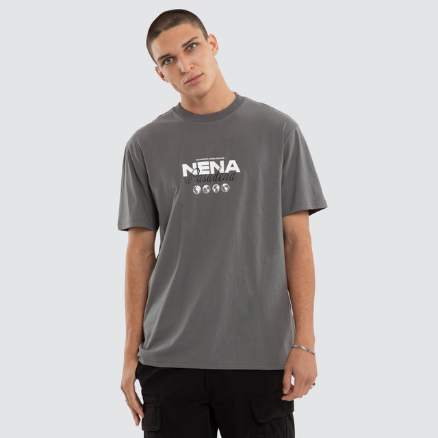 Model wears Weekend Relaxed Tee Charcoal T-Shirts Grey – image 1