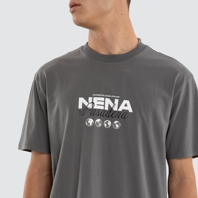 Model wears Weekend Relaxed Tee Charcoal T-Shirts Grey – image 4