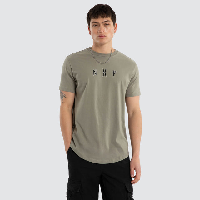Model wears Dominate Dual Curved Tee Shadow T-Shirts Grey – image 3