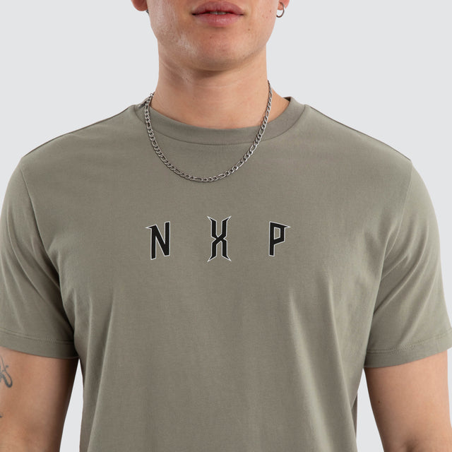 Model wears Dominate Dual Curved Tee Shadow T-Shirts Grey – image 4