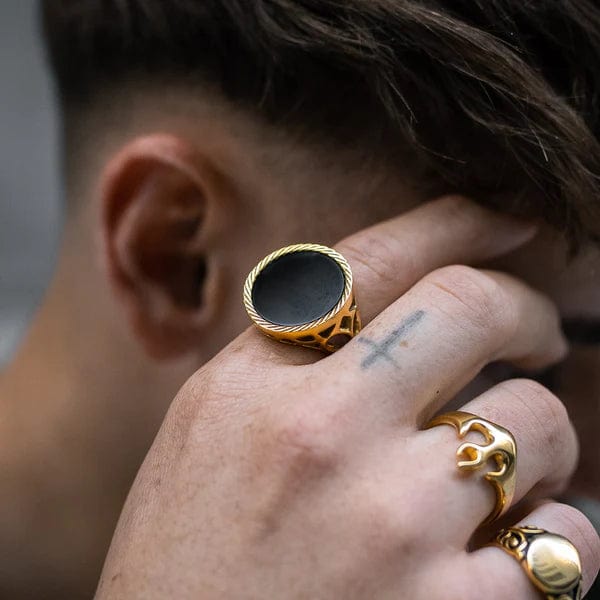Statement Onyx Sovereign Ring Gold